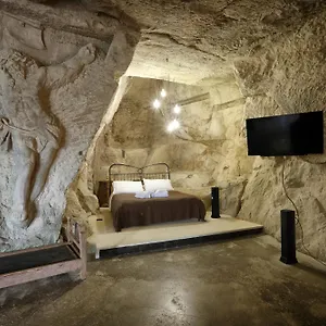 Chez Les Grottes Bed & Breakfast